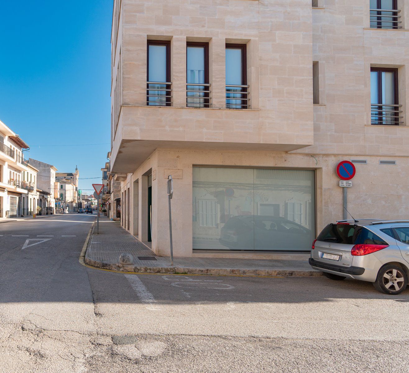 4-1242-Villasyfincasmallorca.jpg Corner Commercial Space for Rent in Central Ses Salines