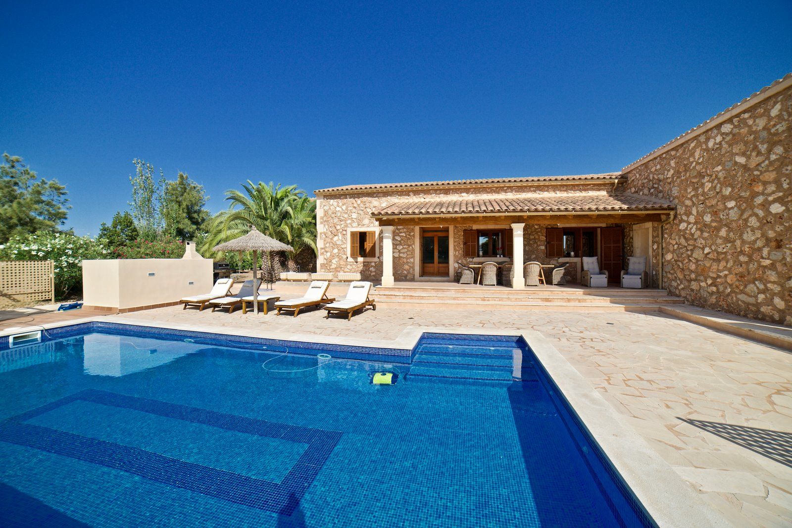 4-2009-Villasyfincasmallorca.jpg Country House with Pool for Rent Near Campos, Mallorca