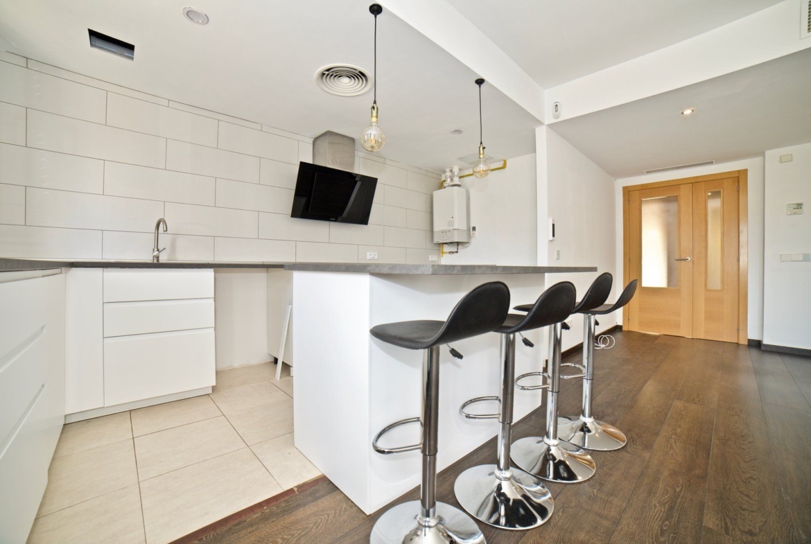 Planta baja con terraza y piscina comunitaria en Campos