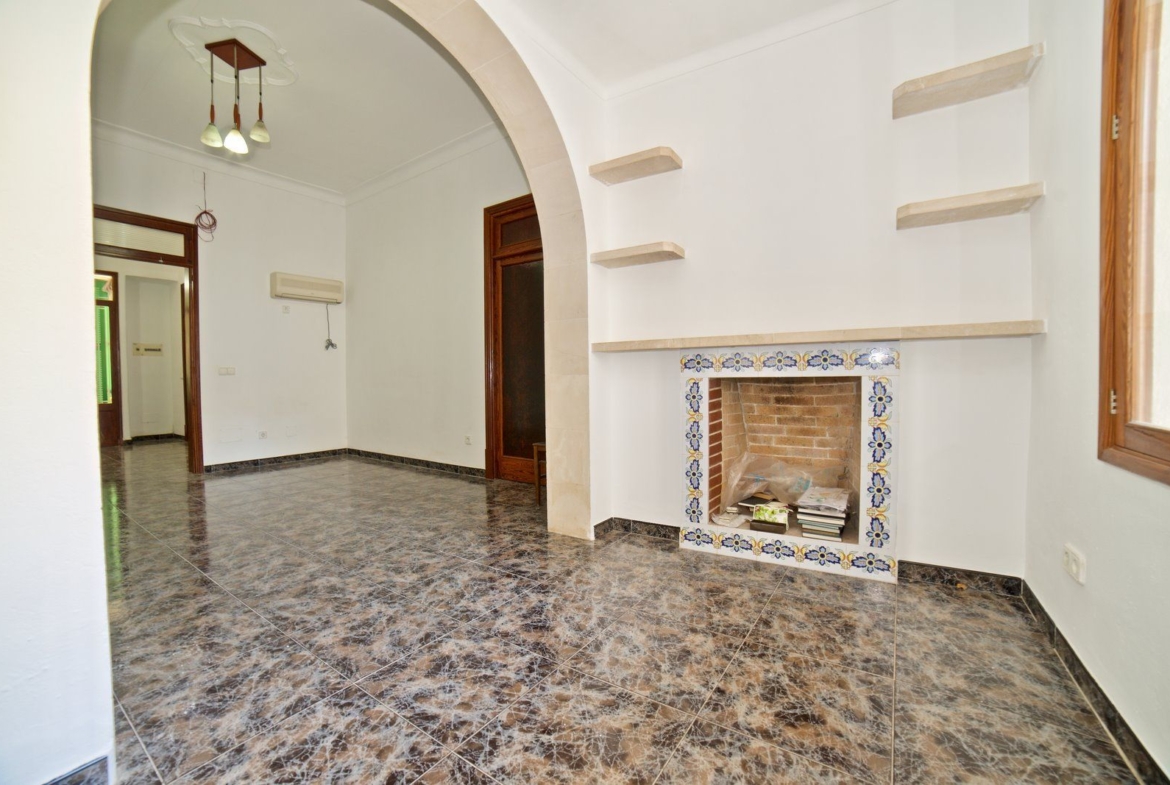 Renoviertes Stadthaus zur Miete in Ses Salines: 150 m² mit Patio