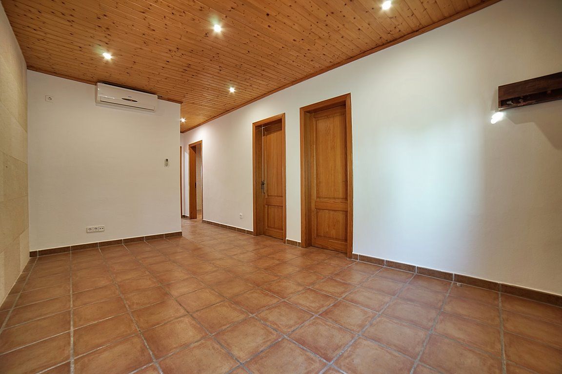 Haus in Cala Llombards: Terrassen und Kamin, 100 m vom Meer