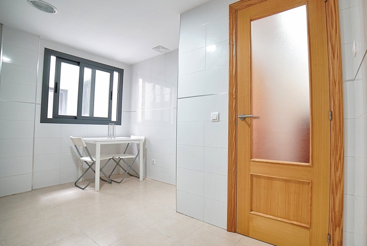 Spacious 3-Bed Apartment With Elevator & Balcony in Campos