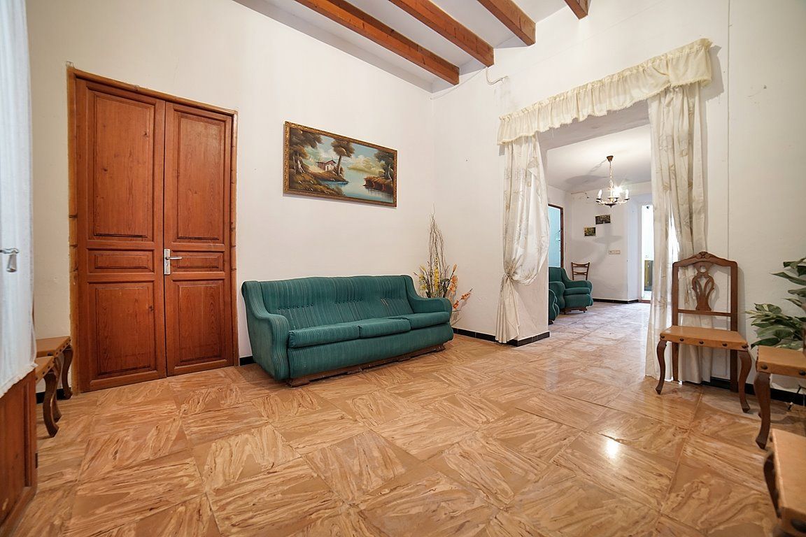 Casa de pueblo en Es Llombards con jardín y gran potencial