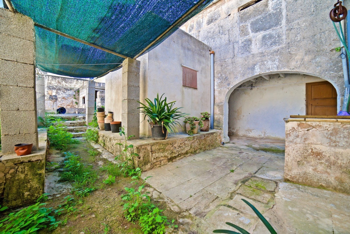 Casa de pueblo con patio y 6 dormitorios en Ses Salines