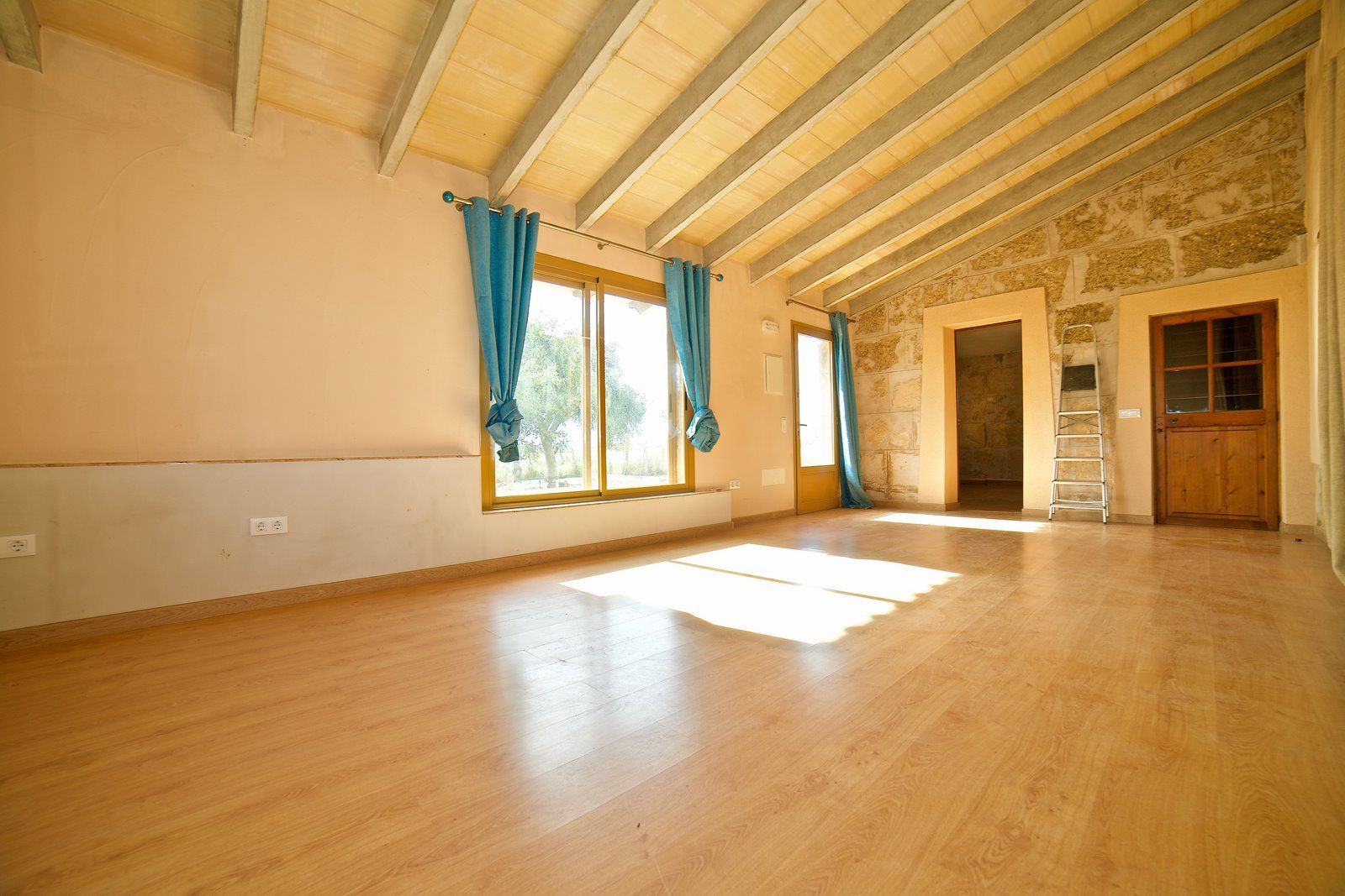5-1192-Villasyfincasmallorca.jpg Molino rehabilitado en alquiler junto a Es Trenc, Campos
