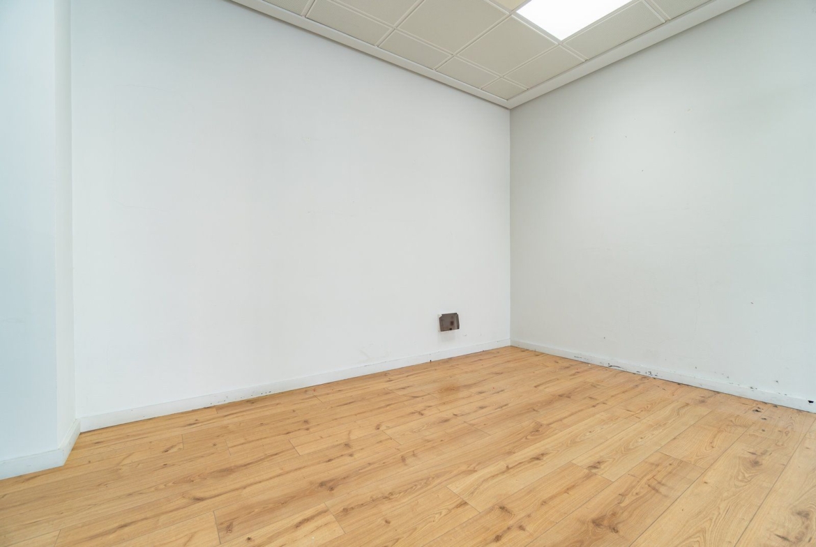 Corner Commercial Space for Rent in Central Ses Salines