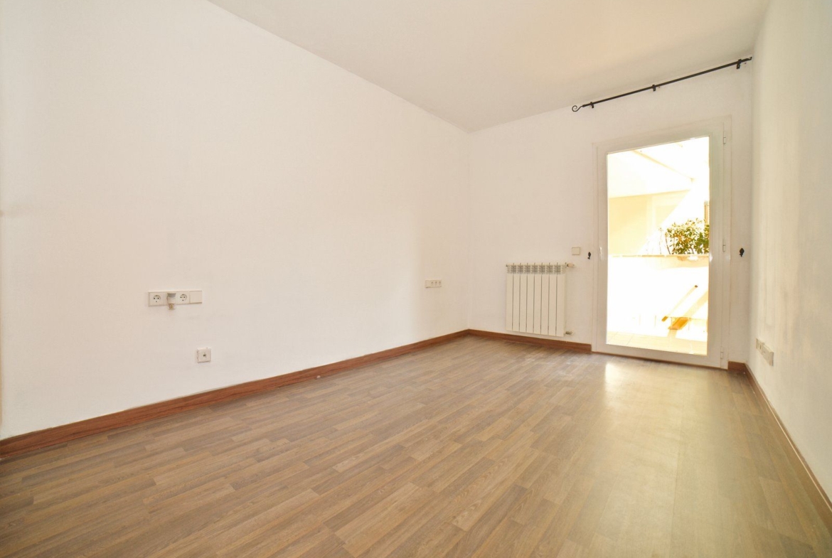 Planta baja con terraza y piscina comunitaria en Campos