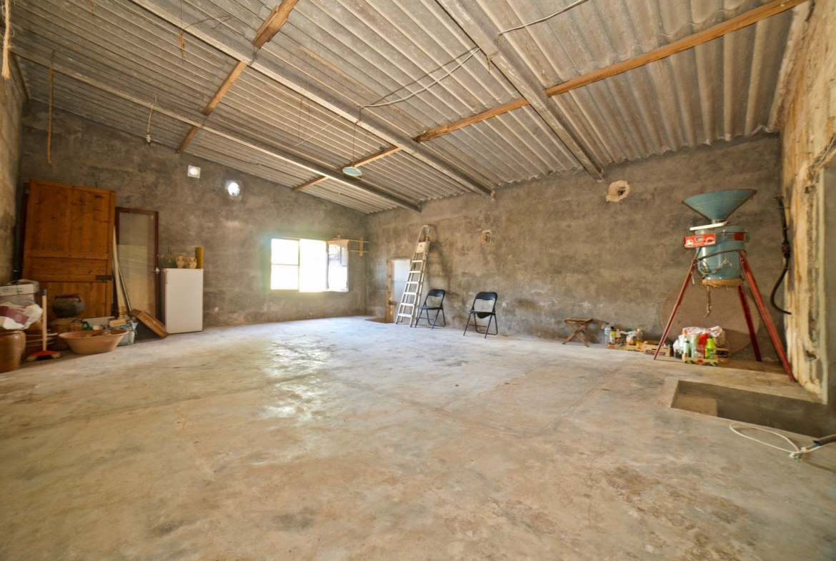 Commercial Space for Rent in Ses Salines, 122 m²