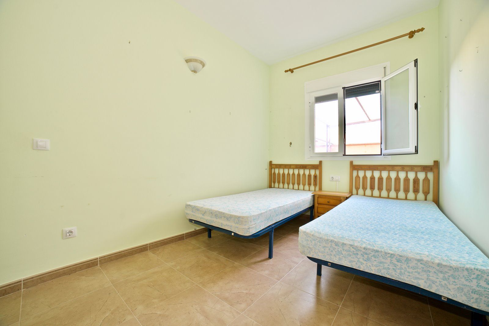 Planta baja con terraza, parking y trastero en Campos