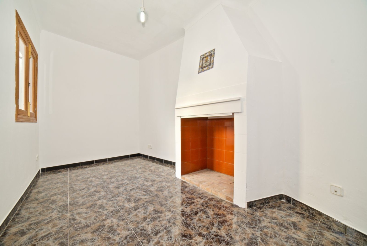 Renoviertes Stadthaus zur Miete in Ses Salines: 150 m² mit Patio