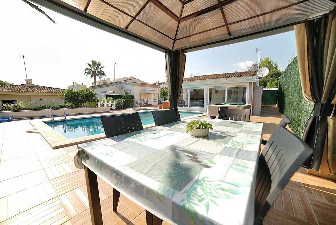 Chalet en Portocristo Novo con piscina y apartamento independiente — 900 m de Cala Anguila