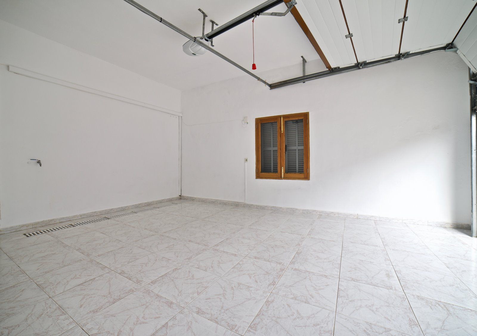 Beachfront Long-Term Rental in Sa Ràpita: 4-Bed Ground Floor Apartment
