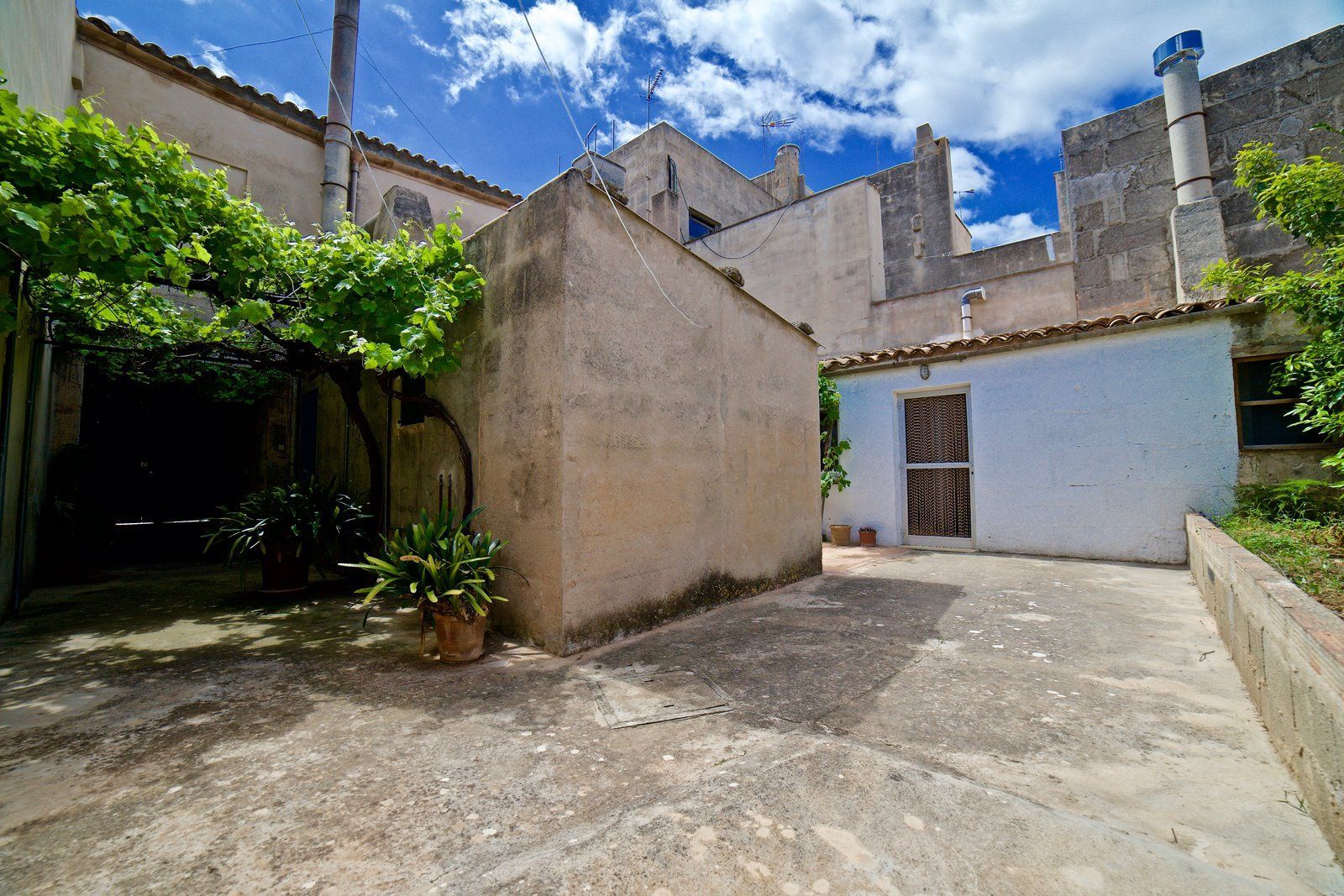 6-Villasyfincasmallorca-11.jpg Dorfhaus zur Miete in Ses Salines mit Innenhof