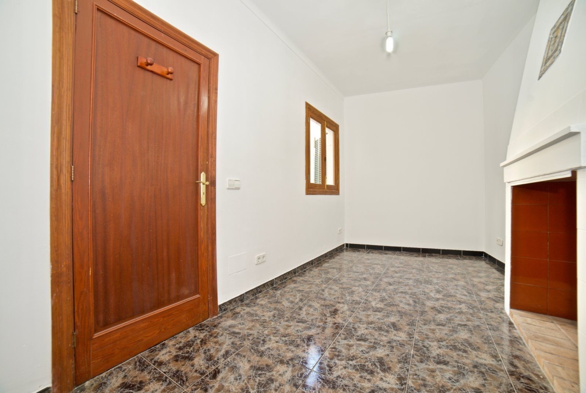 Renoviertes Stadthaus zur Miete in Ses Salines: 150 m² mit Patio