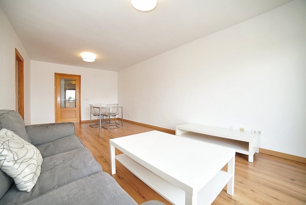 Spacious 3-Bed Apartment With Elevator & Balcony in Campos