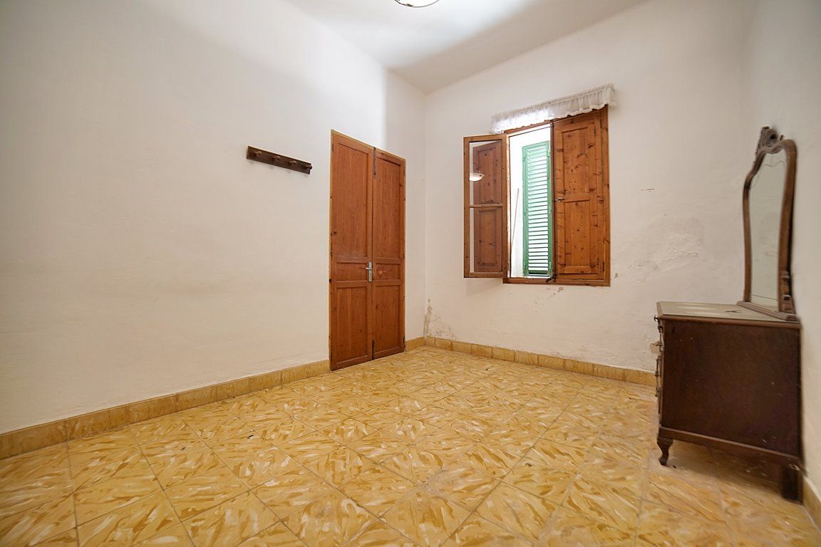 Casa de pueblo en Es Llombards con jardín y gran potencial