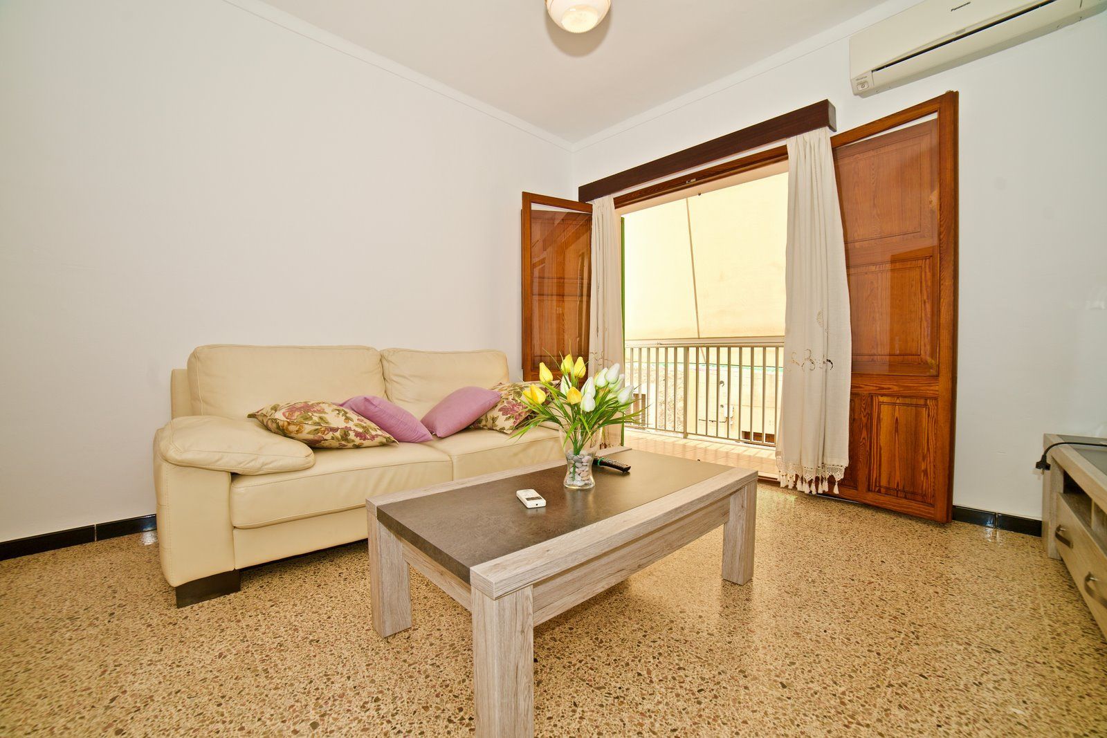 Furnished Apartment with Terrace & Mountain Views for Rent in Montuïri