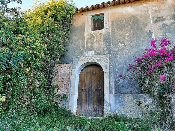 Casa de campo a reformar en Ses Salines: finca mallorquina única