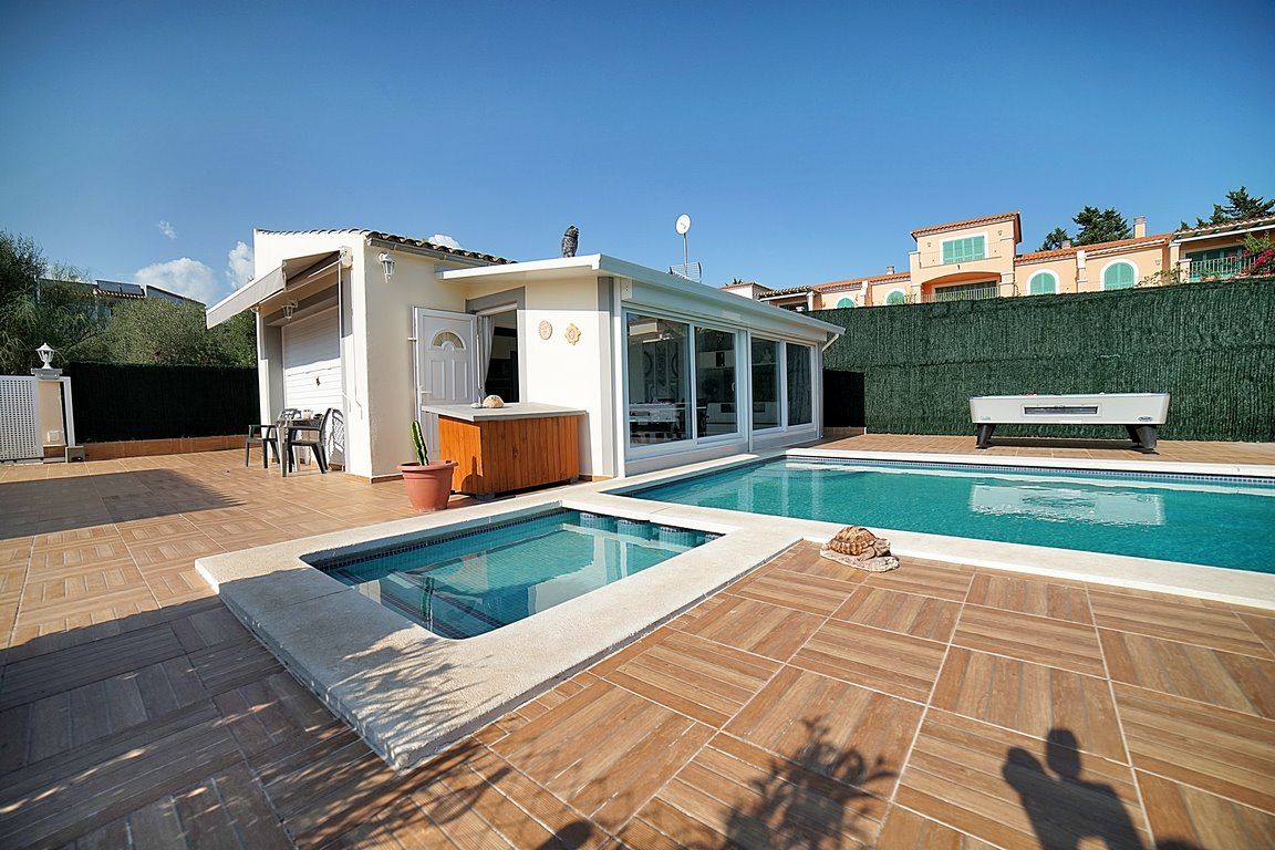 Chalet en Portocristo Novo con piscina y apartamento independiente — 900 m de Cala Anguila