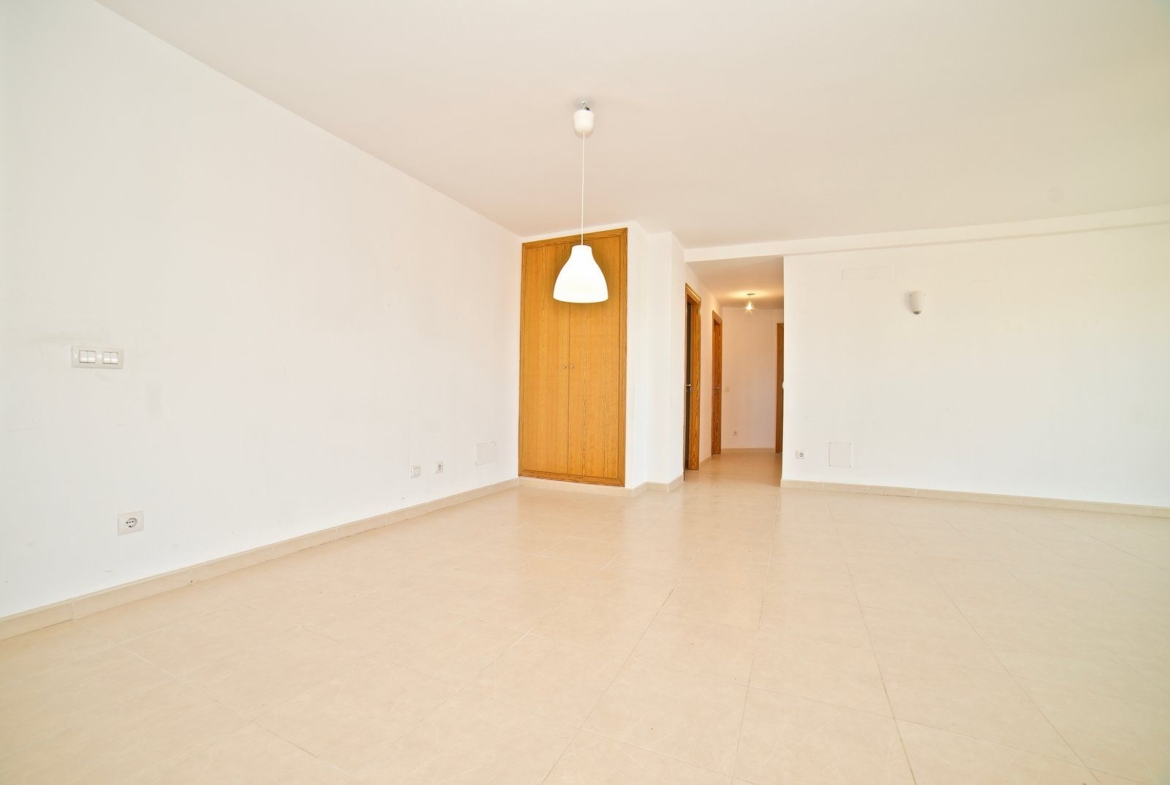 Renovated 2-Bed Apartment with Elevator & Balcony in Campos