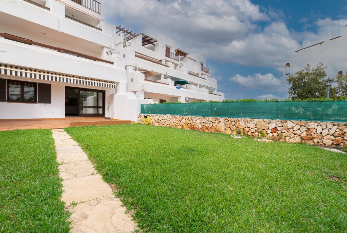 Alquiler de planta baja en Cala Egos: jardín privado y piscina