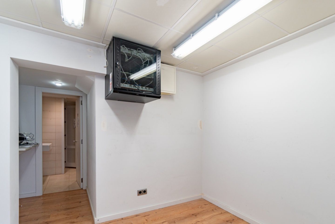 Corner Commercial Space for Rent in Central Ses Salines