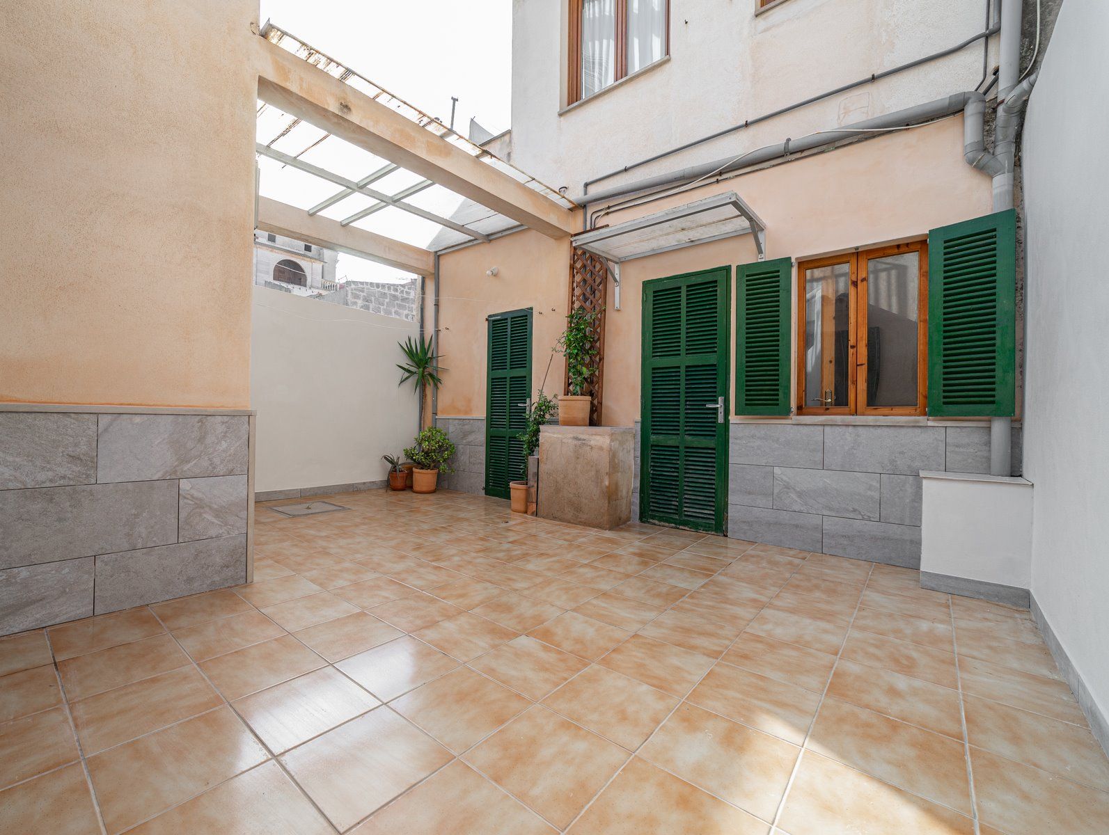 Planta baja reformada con patio en Ses Salines