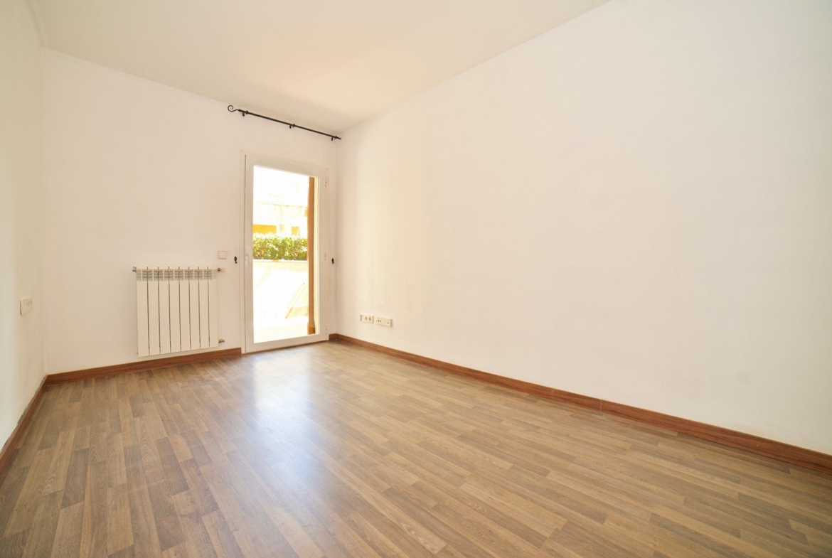 Planta baja con terraza y piscina comunitaria en Campos