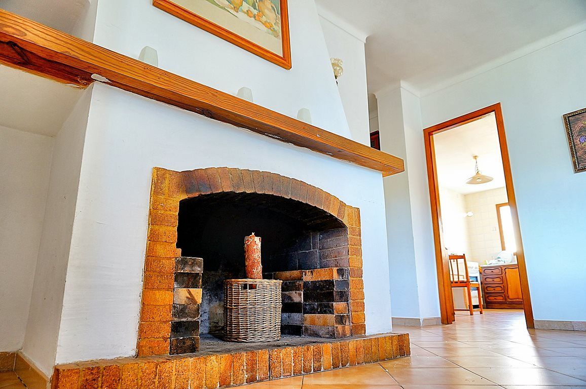Amplio piso con balcones y chimenea junto a la marina de Portopetro