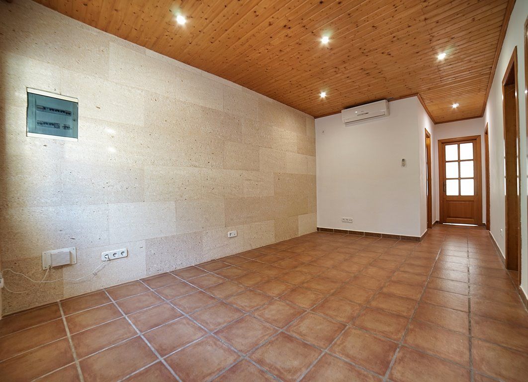 Haus in Cala Llombards: Terrassen und Kamin, 100 m vom Meer