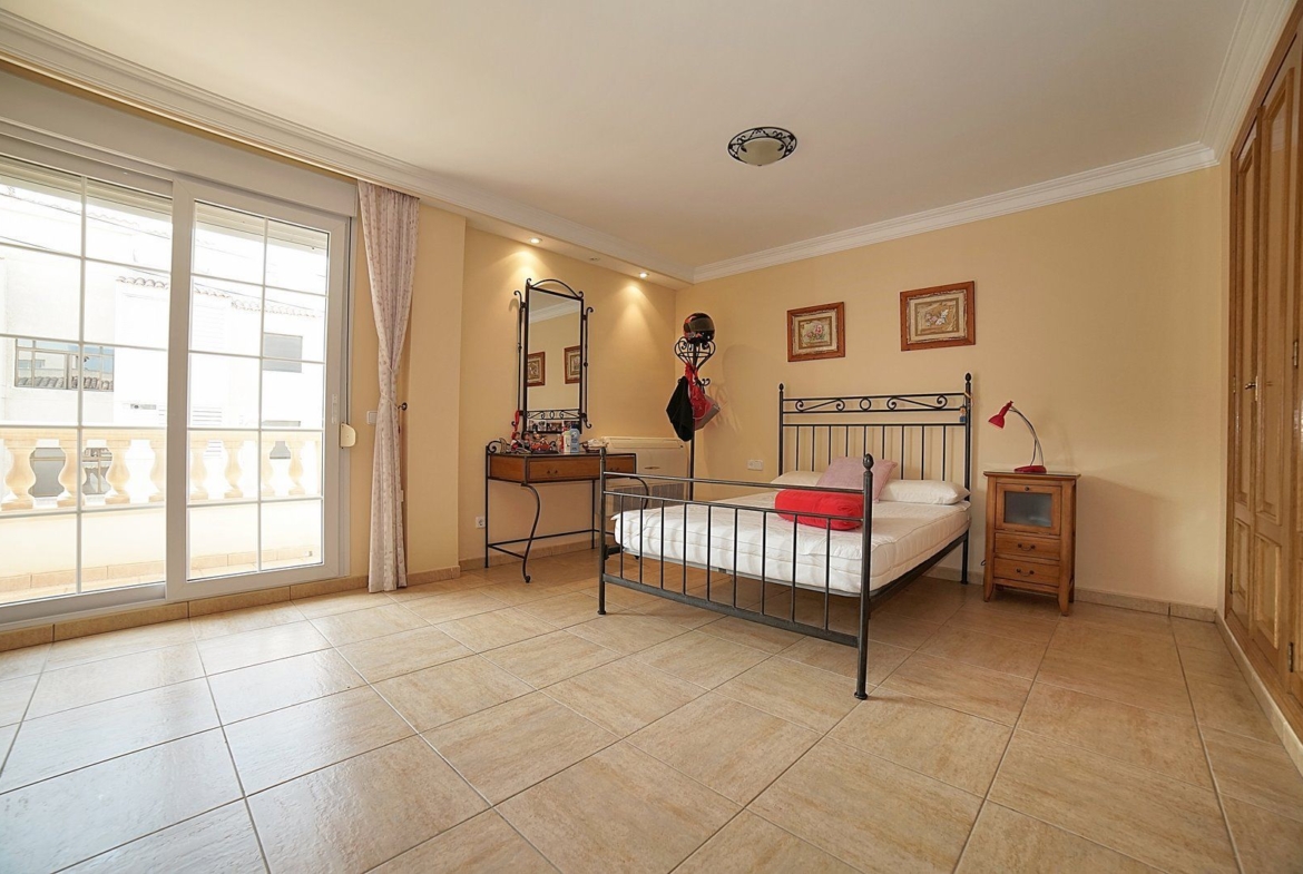 Casa adosada en alquiler con gran jardín en Colonia de Sant Jordi