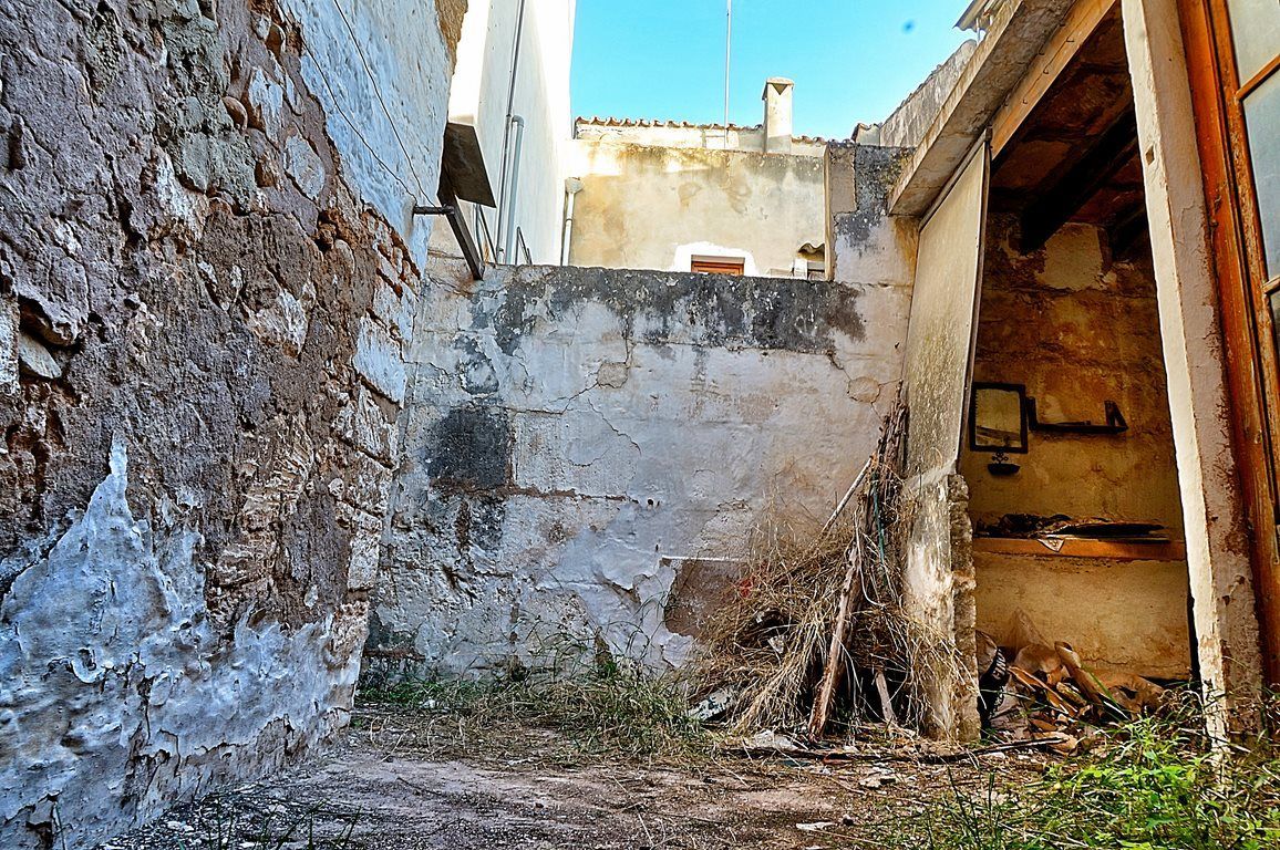 Townhouse for Full Renovation in Llucmajor With Patio | 161 m²