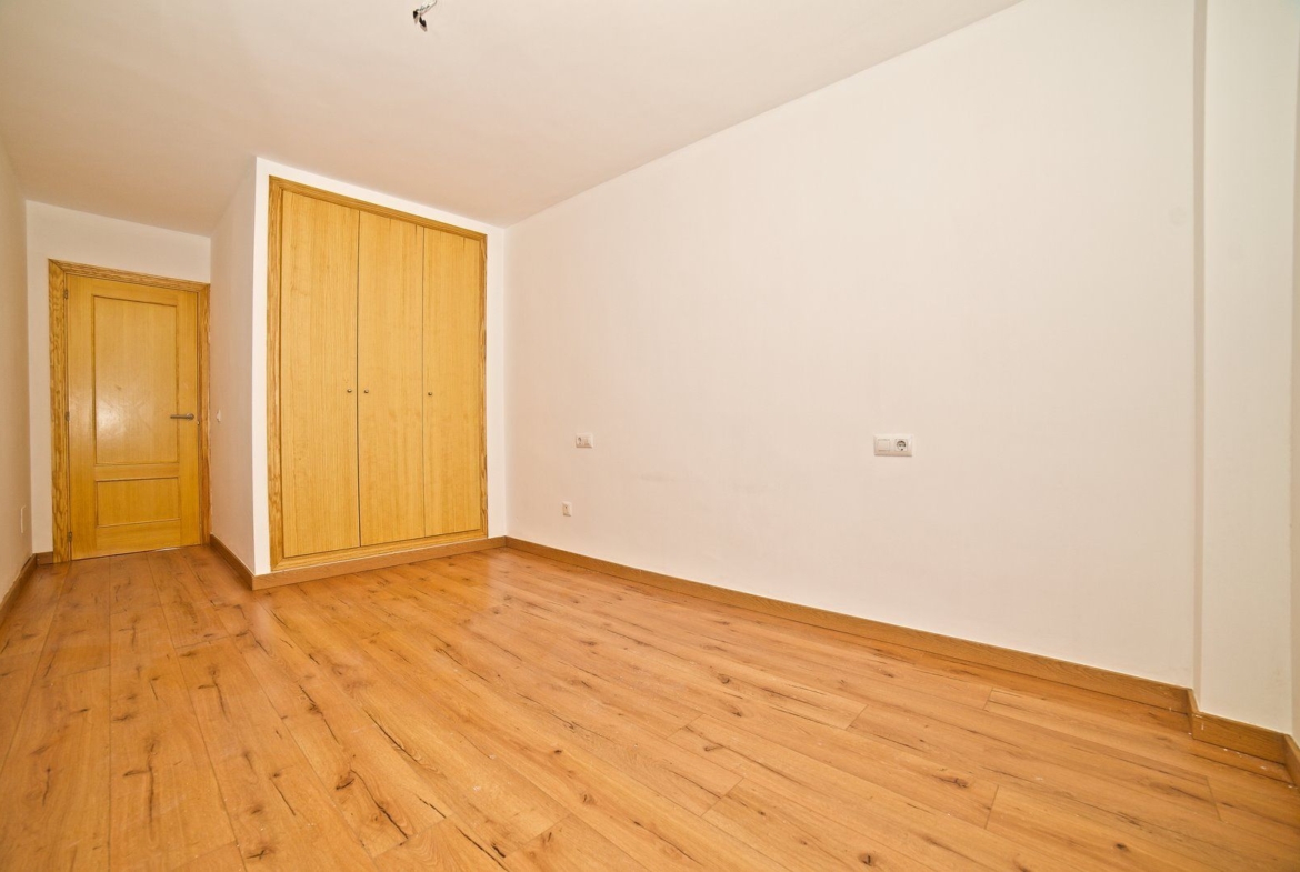 Unmöblierte 3-Zimmer-Wohnung zur Miete mit Aufzug im Zentrum von Campos