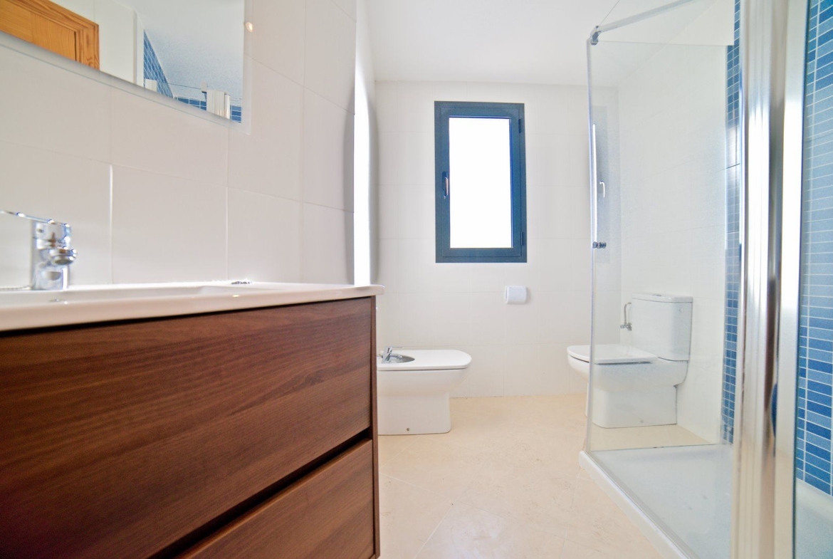 Renovated 2-Bed Apartment with Elevator & Balcony in Campos