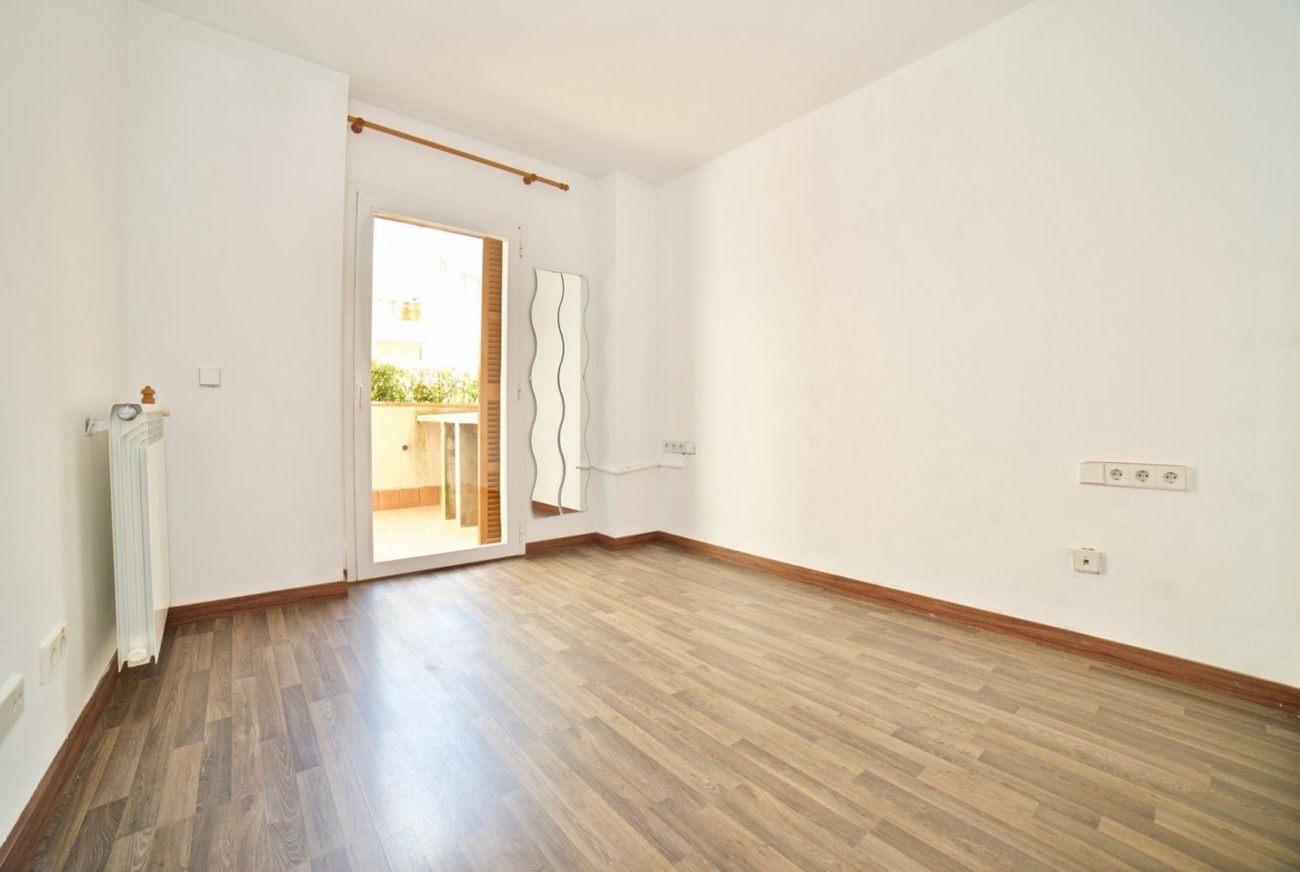 Planta baja con terraza y piscina comunitaria en Campos