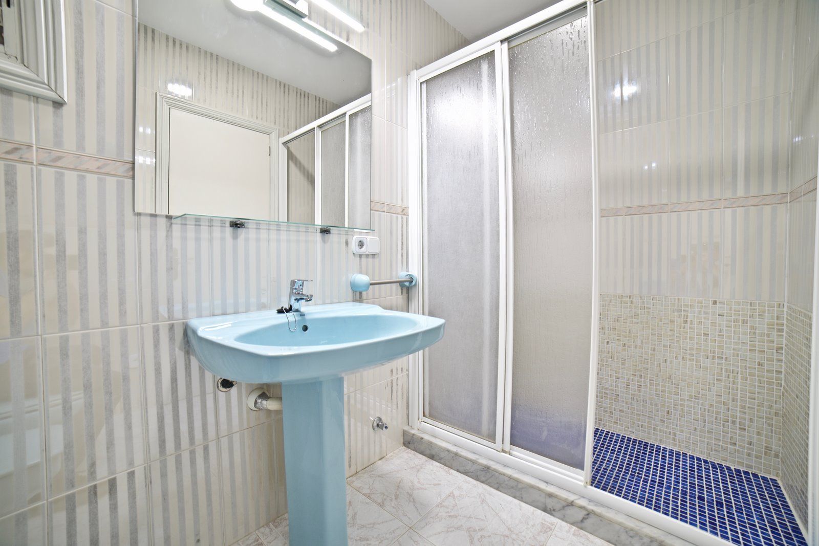 Beachfront Long-Term Rental in Sa Ràpita: 4-Bed Ground Floor Apartment