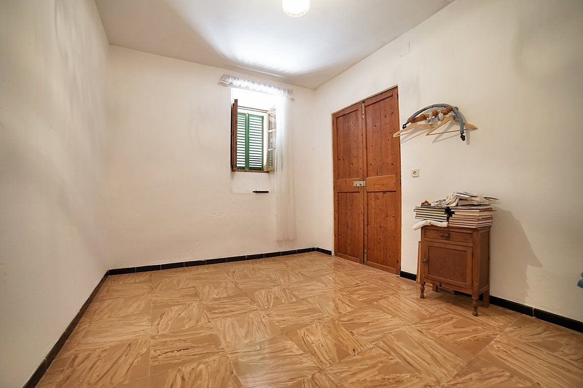 Casa de pueblo en Es Llombards con jardín y gran potencial