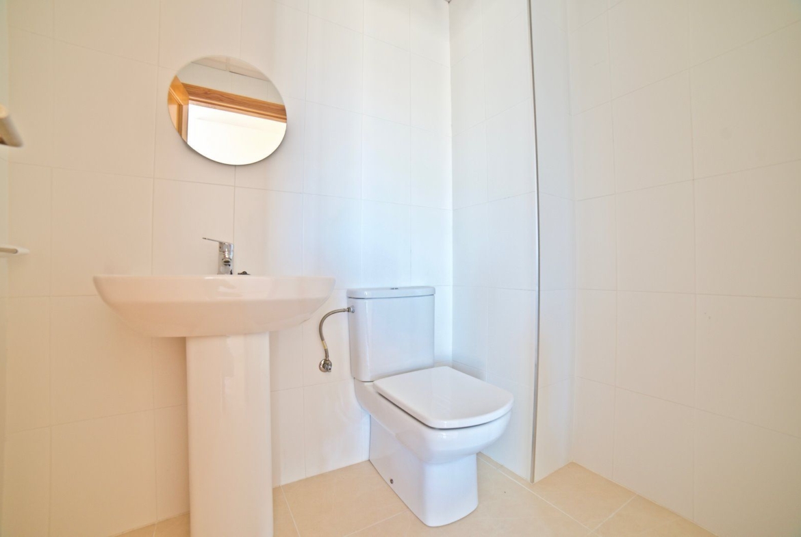 Renovated 2-Bed Apartment with Elevator & Balcony in Campos