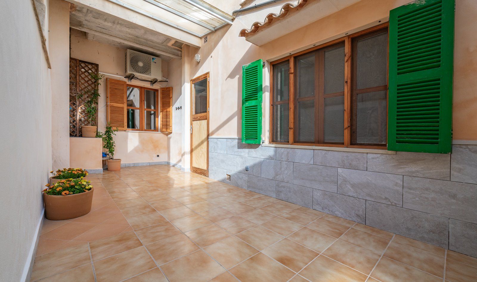 Planta baja reformada con patio en Ses Salines
