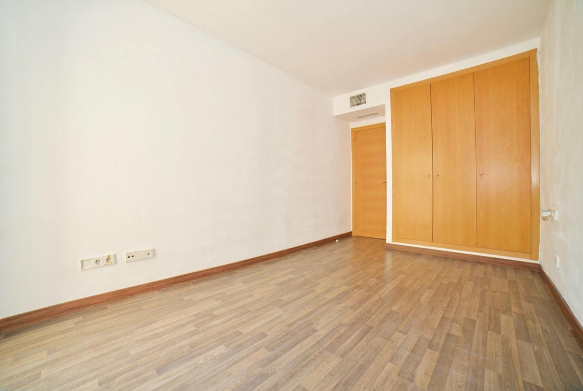 Planta baja con terraza y piscina comunitaria en Campos