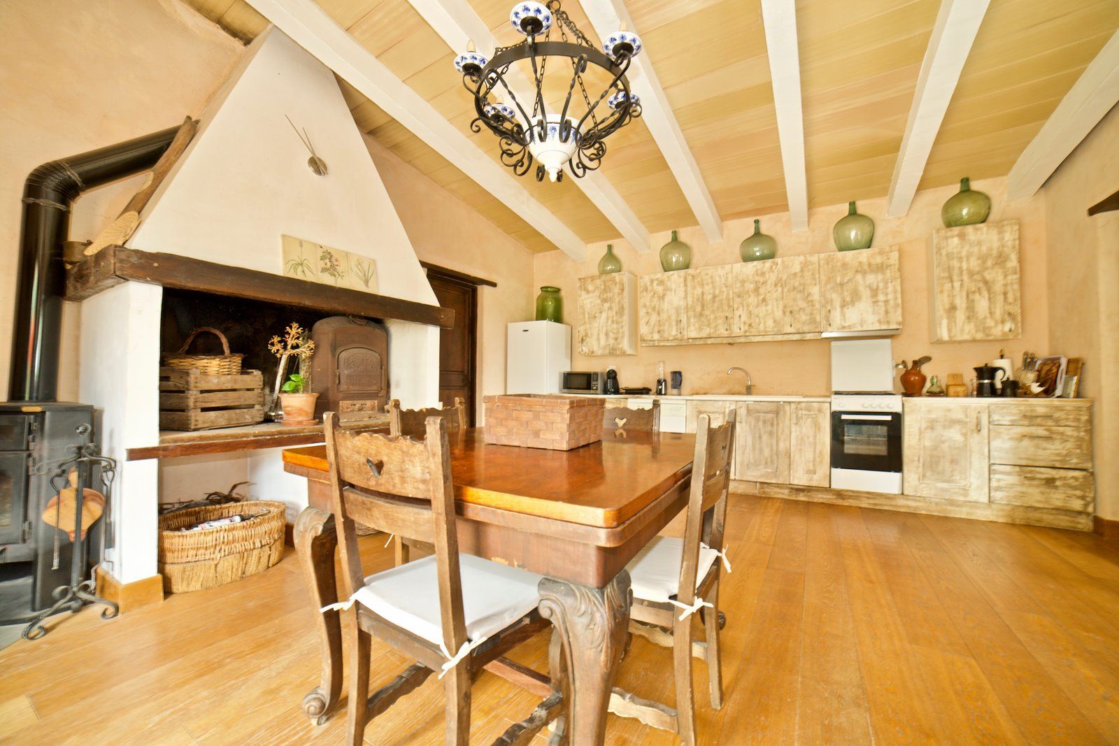 9-2021-Villasyfincasmallorca.jpg Alquiler casa de campo en Sineu con jardín y chimenea