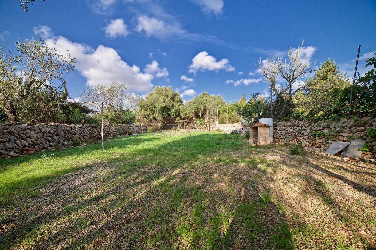 9-2025-Villasyfincasmallorca.jpg Charming House with Large Garden for Rent in Ses Salines
