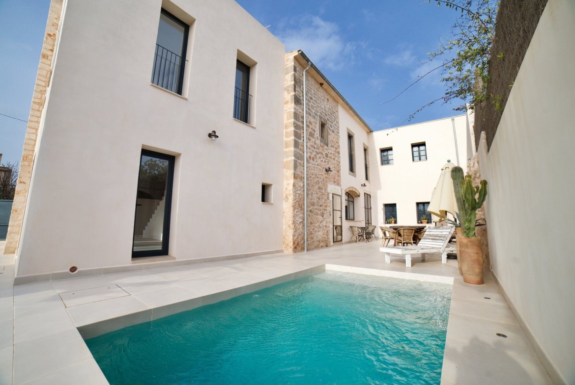 Renovated Townhouse with Garden & Pool in Santanyí