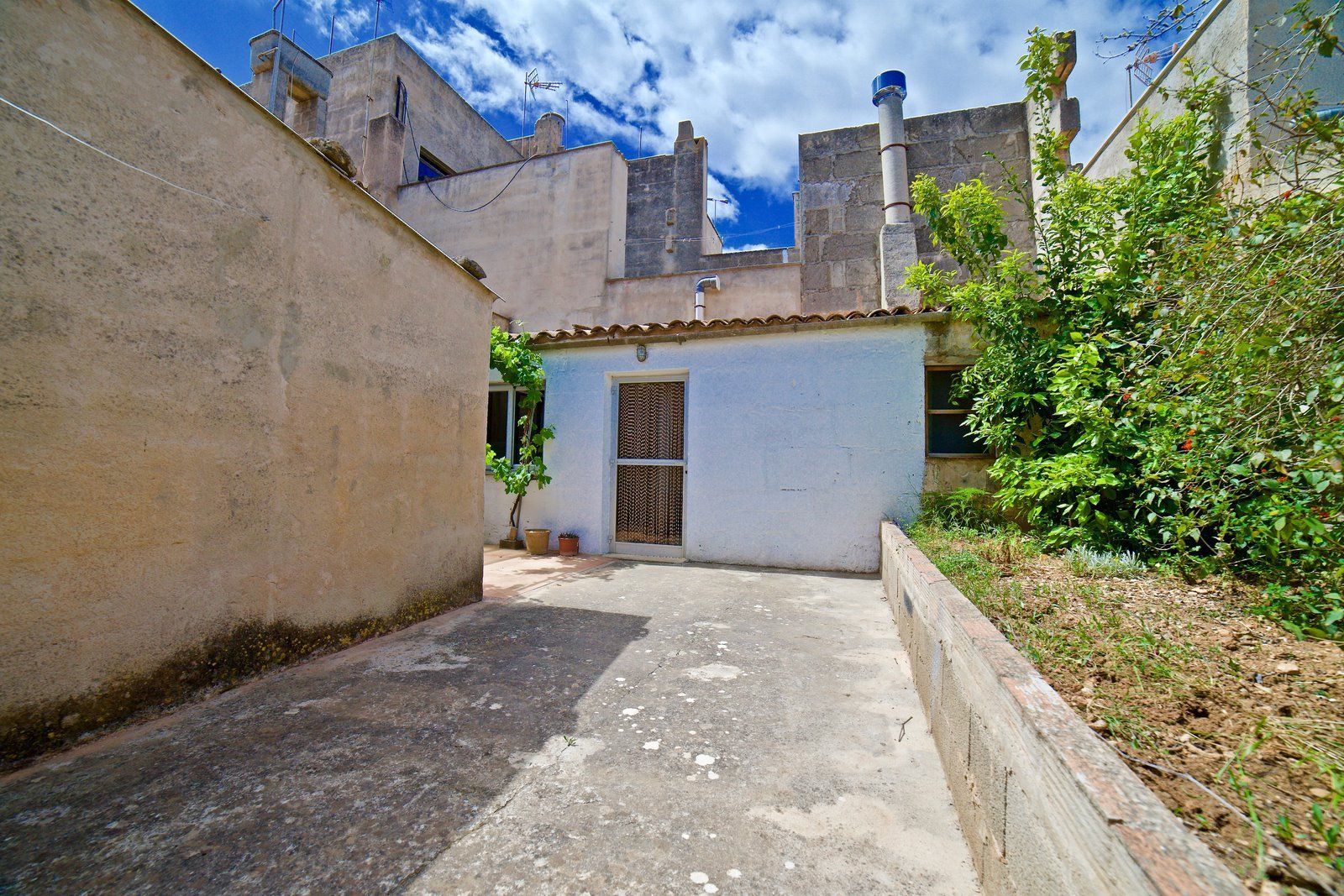 9-Villasyfincasmallorca-10.jpg Dorfhaus zur Miete in Ses Salines mit Innenhof