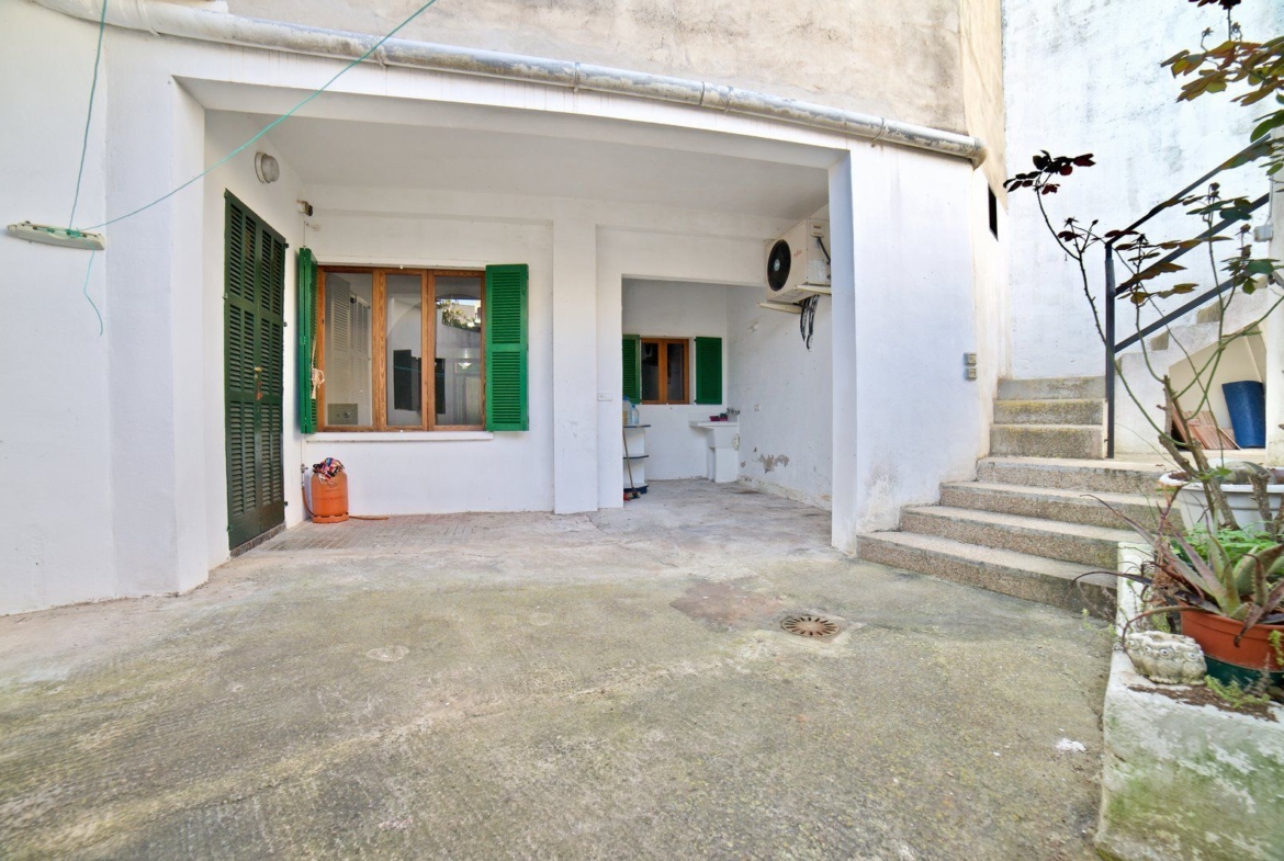 Renoviertes Stadthaus zur Miete in Ses Salines: 150 m² mit Patio