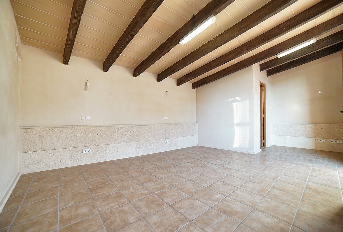 Haus in Cala Llombards: Terrassen und Kamin, 100 m vom Meer