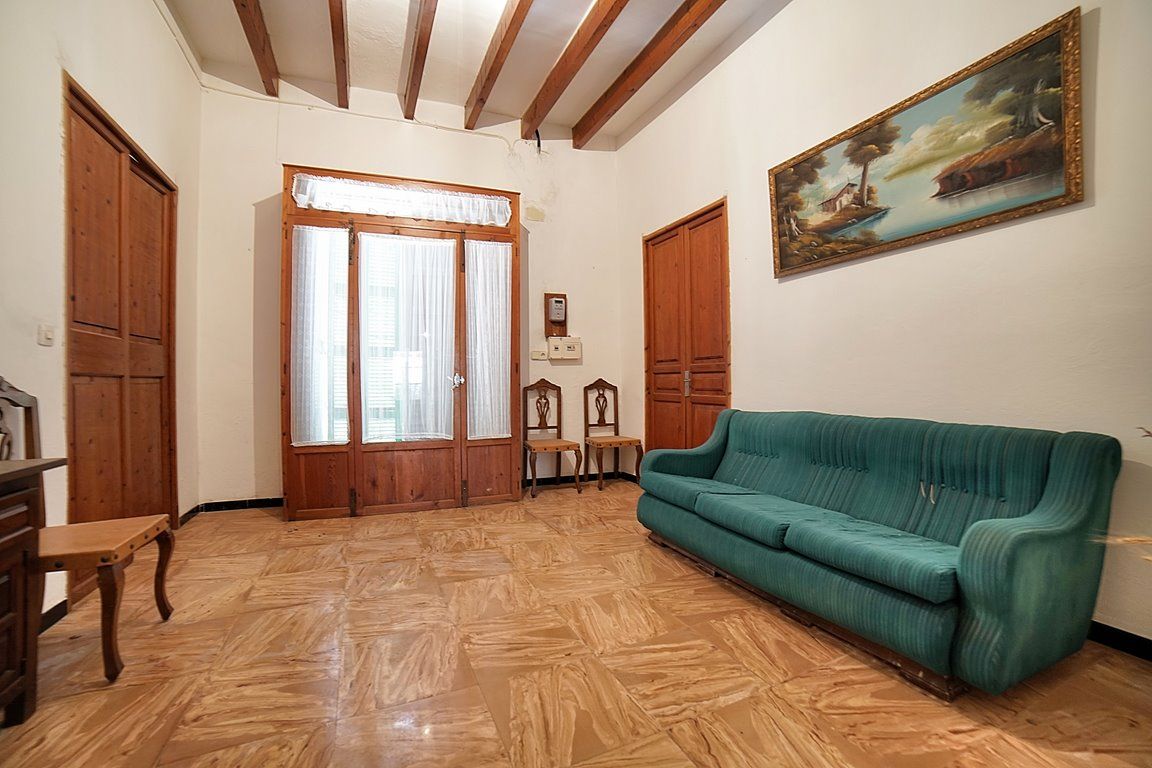 Casa de pueblo en Es Llombards con jardín y gran potencial
