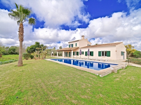 Casa de campo con piscina y vistas al mar cerca de Portocolom