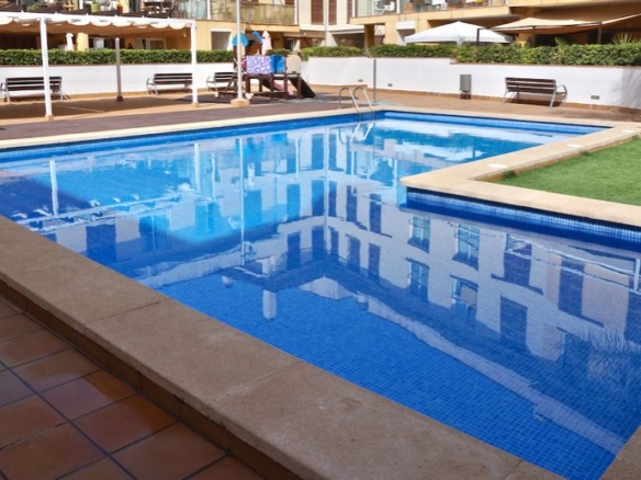 Planta baja con terraza y piscina comunitaria en Campos