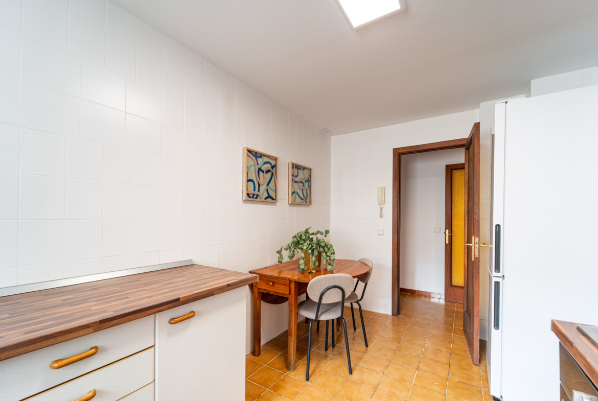 Spacious 3-Bed Apartment with Terrace for Rent in Palma